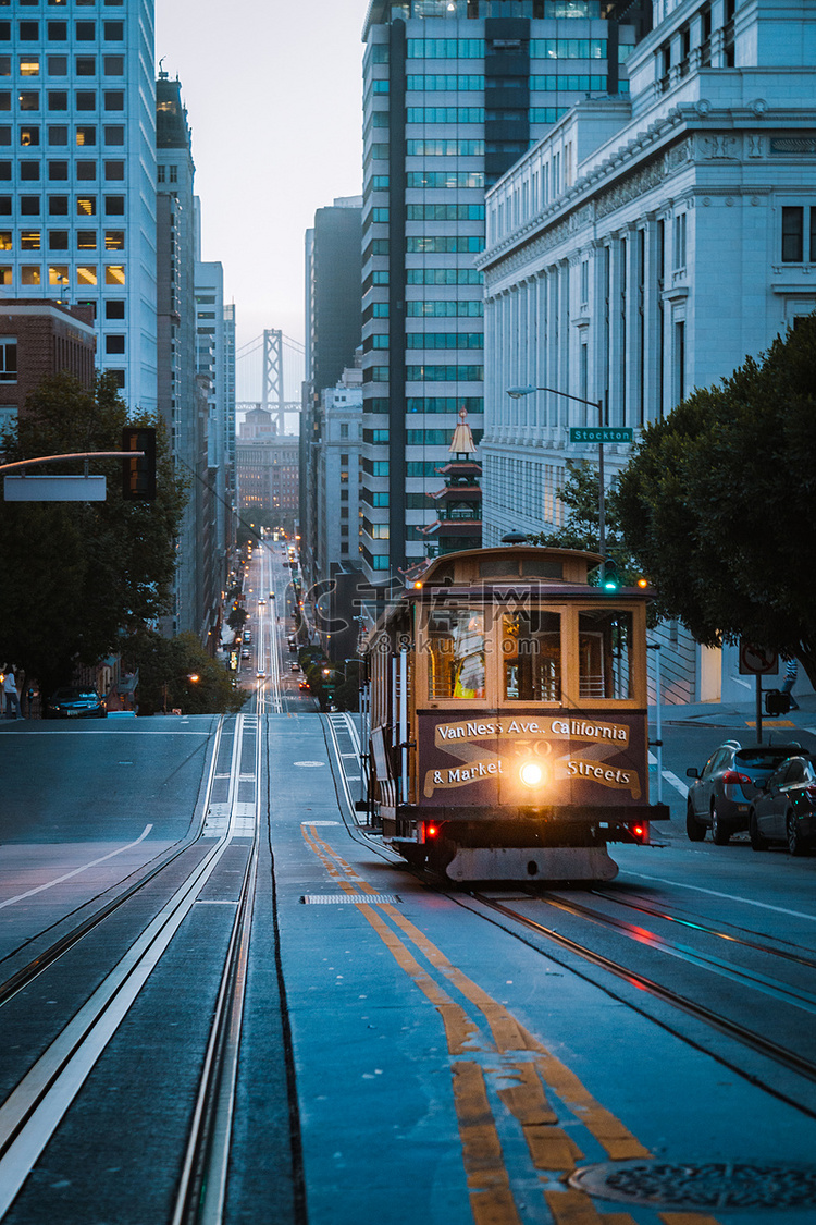 历史悠久的旧金山缆车在著名的加