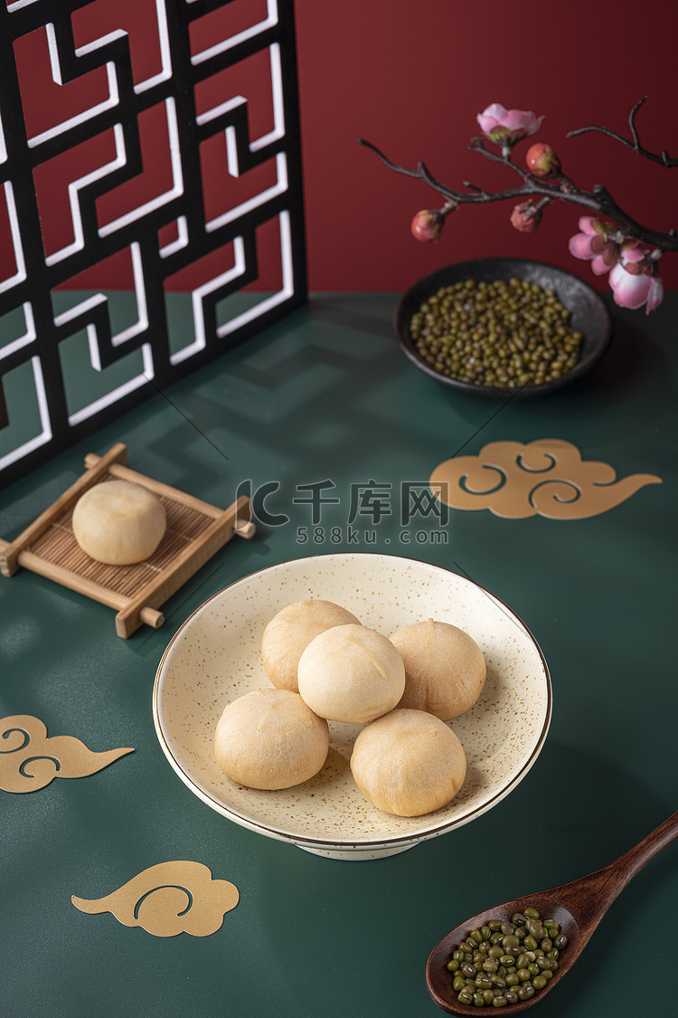 中国风传统小吃糕点绿豆饼摄影图