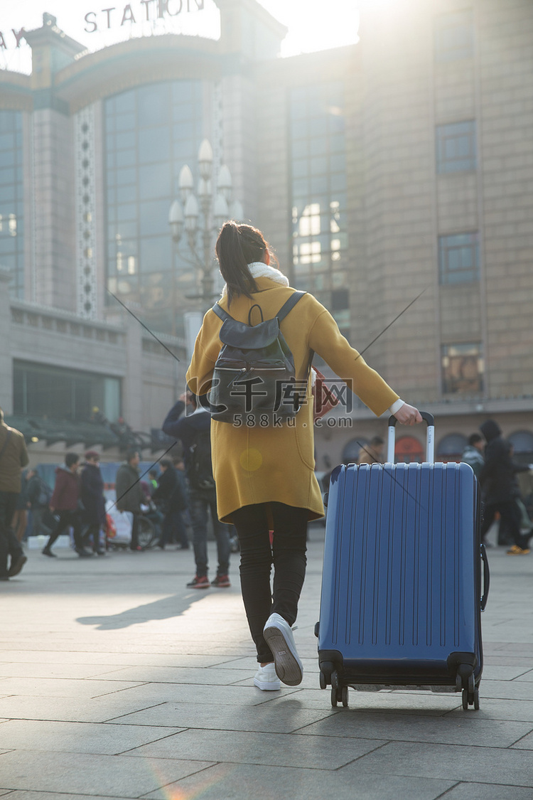 青年女人在站前广场