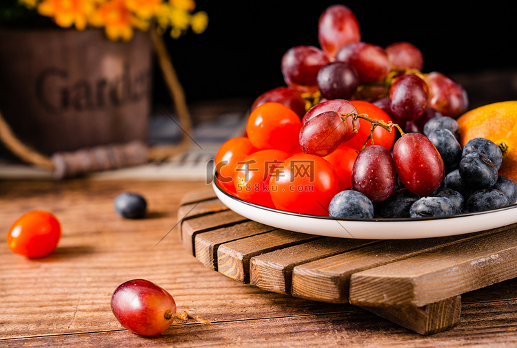 新鲜夏日营养美味水果拼盘摄影图