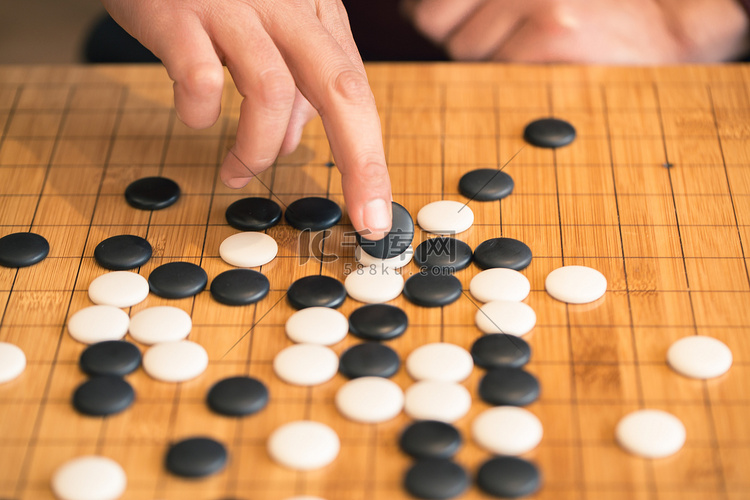 在棋盘上下围棋的手