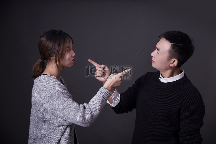夫妻情侣吵架争吵家庭摄影图配图