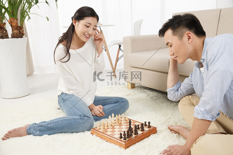 青年情侣下象棋