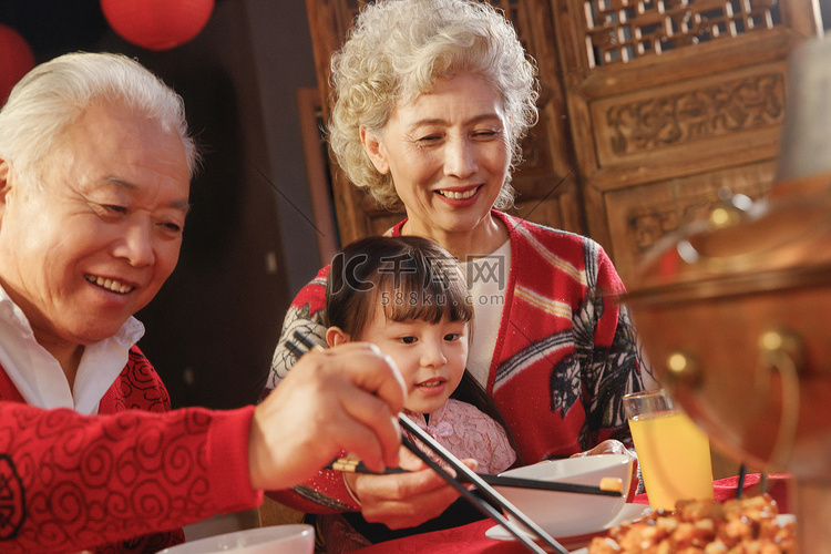 幸福的祖父母和孙女用餐