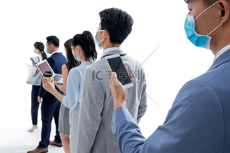 排队时看手机的戴口罩的商务人士