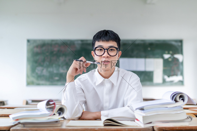 课室里做题的男学生