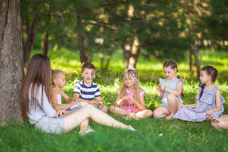 孩子们在公园里和老师一起在一个