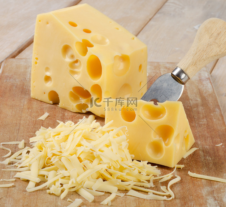 木制桌子上的奶酪