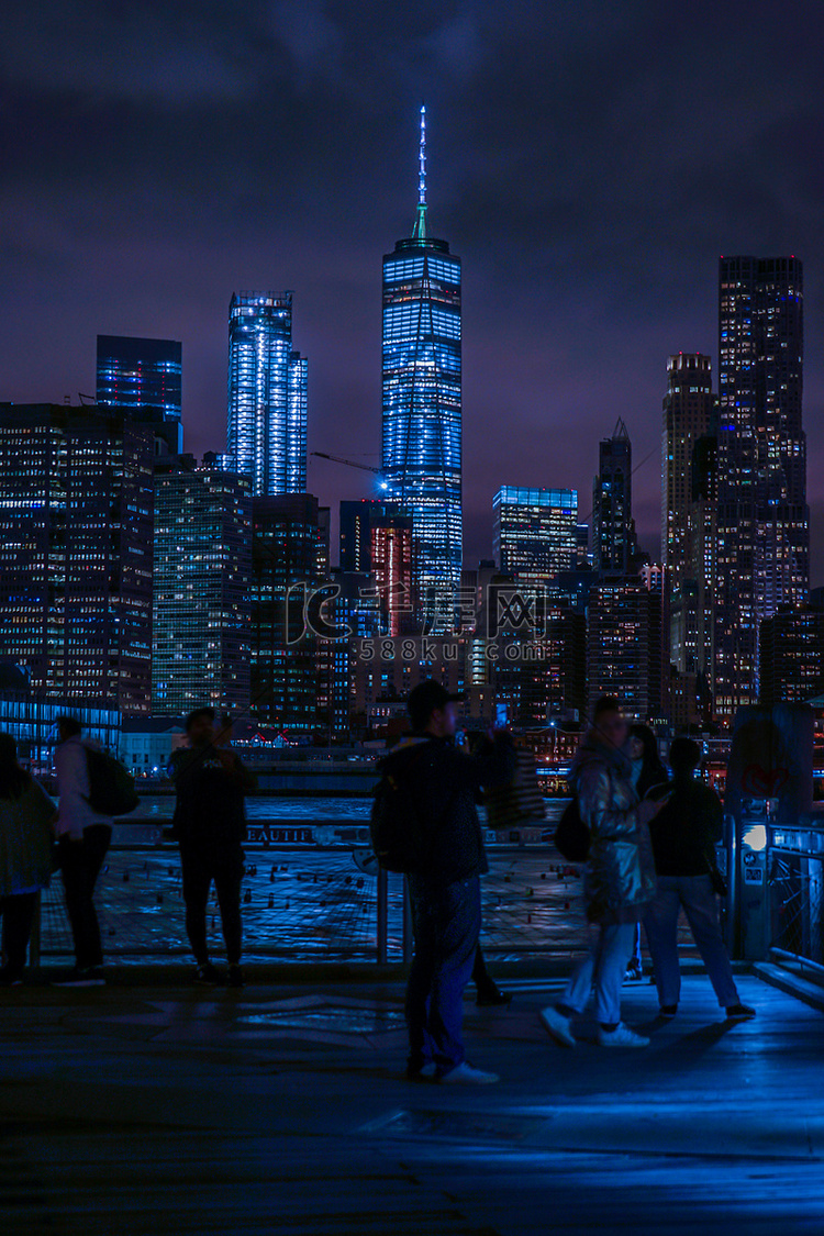 曼哈顿和布鲁克林大桥的夜景和人