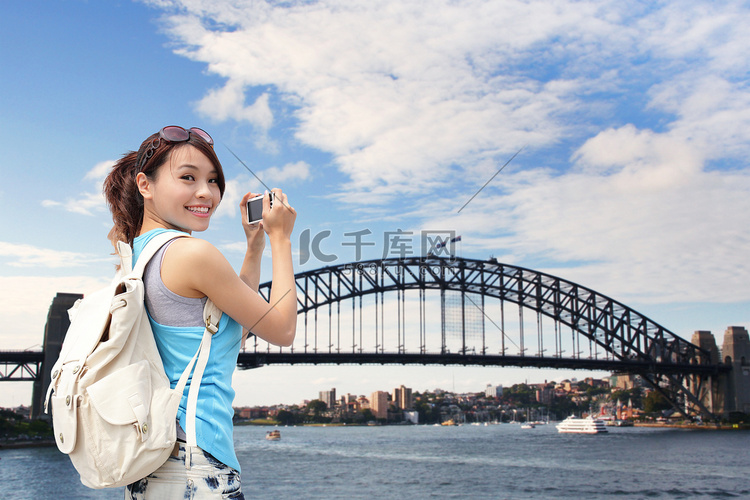 幸福的女人在澳大利亚的旅行者