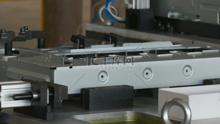 机器人激光切割自动焊接操作特写