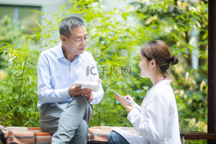 老人健康白天老人和女医生户外询