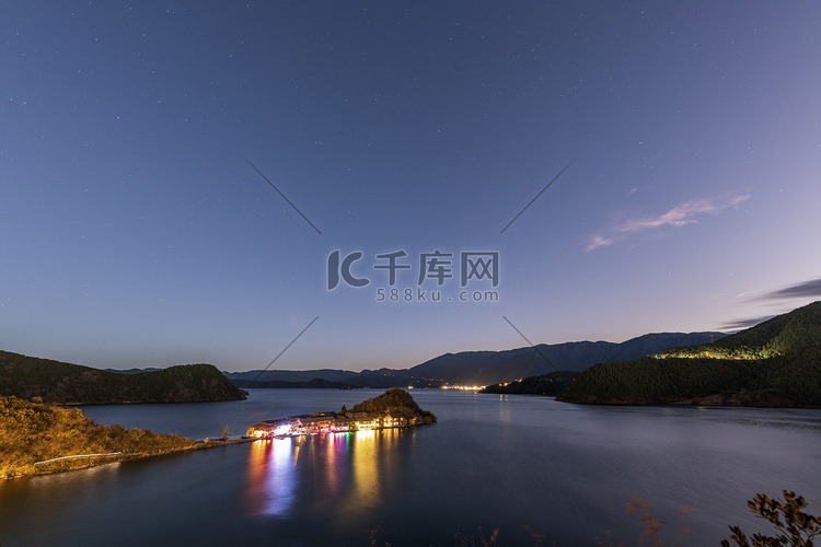 泸沽湖夜景夜晚湖面半岛室外摄影