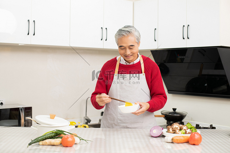 老人在厨房做饭打鸡蛋摄影图配图