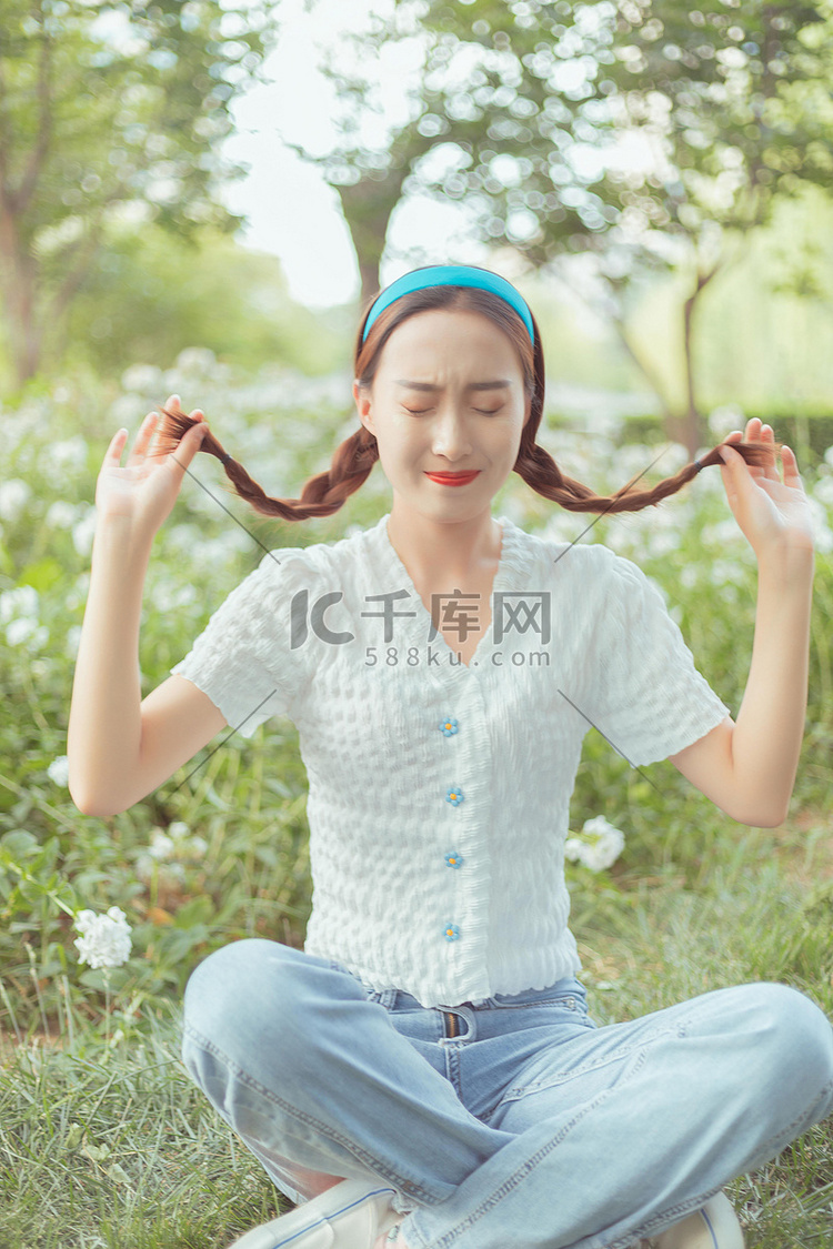 夏季白天美女公园长辫子摄影图配