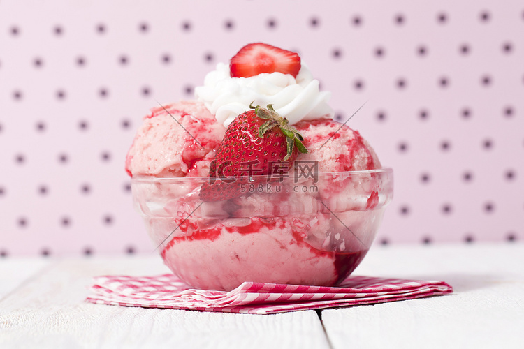 融化的草莓冰淇淋