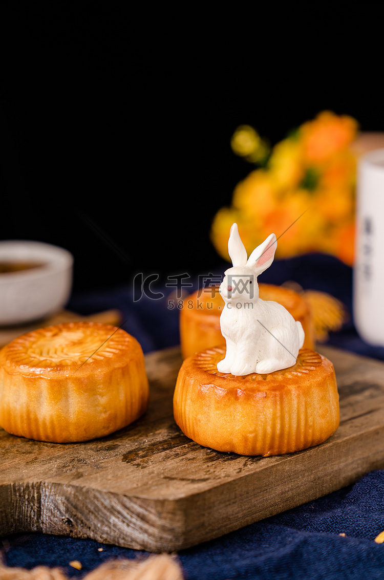 中秋节食品传统美食月饼摄影图配