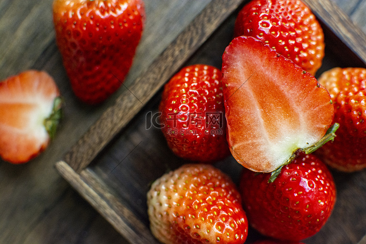 草莓果盘早上草莓茶盘室内静物摄