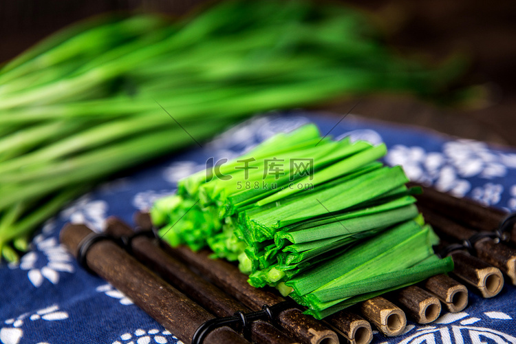 美食白天切好的韭菜青花布上摆放