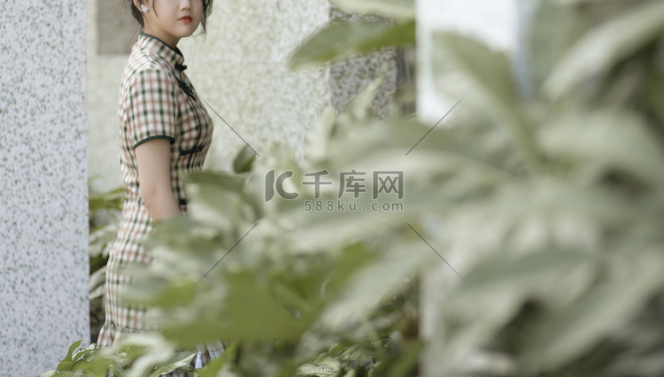 旗袍女子下午女孩门口无摄影图配