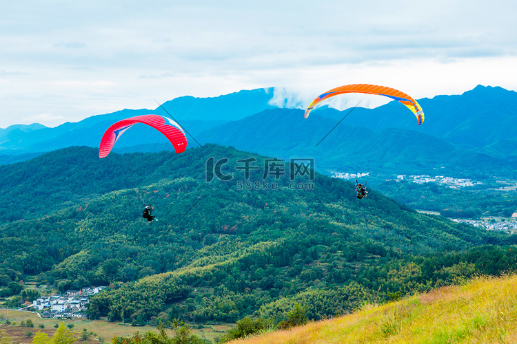 滑翔伞运动照片上午多个人户外飞