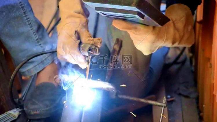 铁艺工人电焊工作实拍