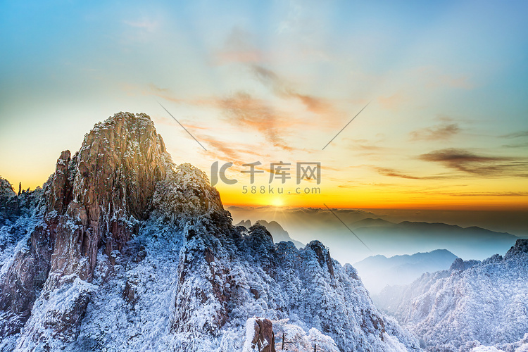 冬季出游凌晨山峰山区摇动摄影图