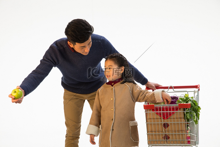 父亲和女儿购物