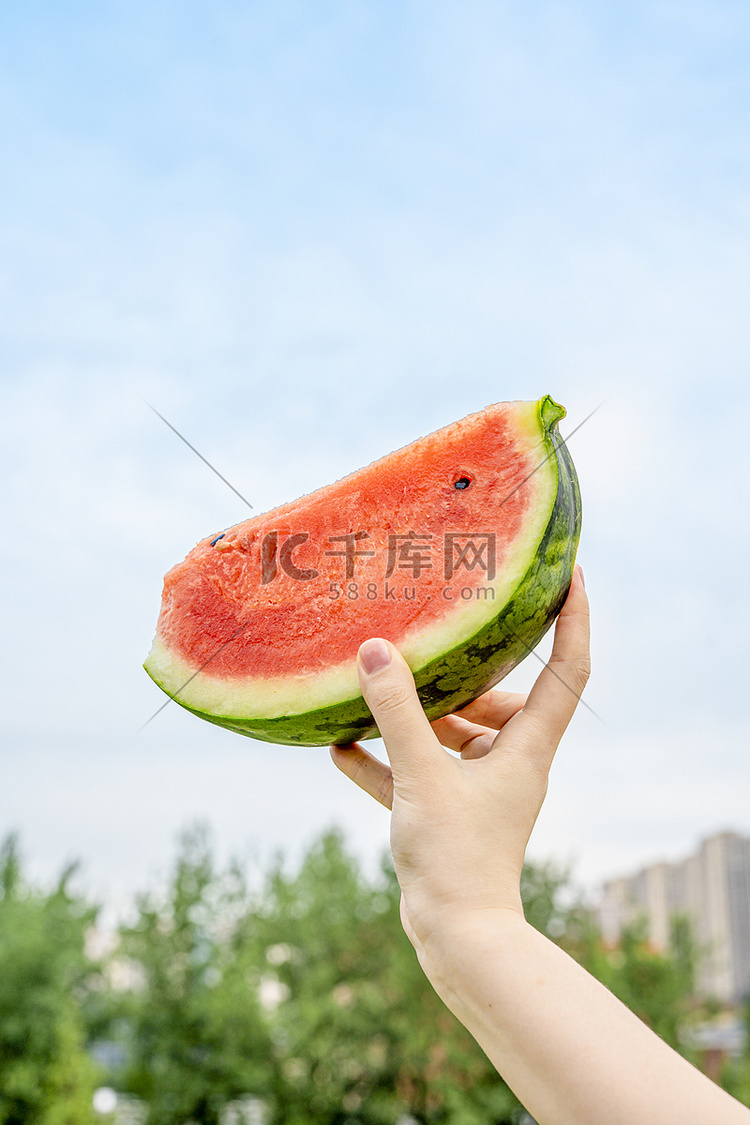 夏日蓝天白云西瓜特写摄影图配图