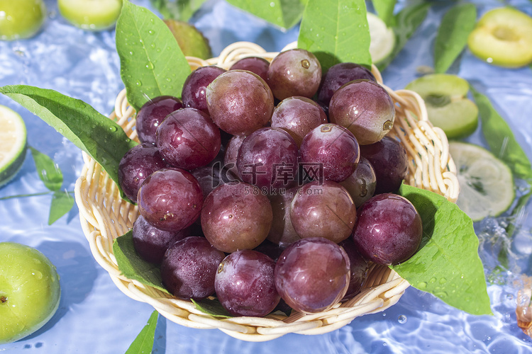 夏季水果白天葡萄水池果实摆拍摄