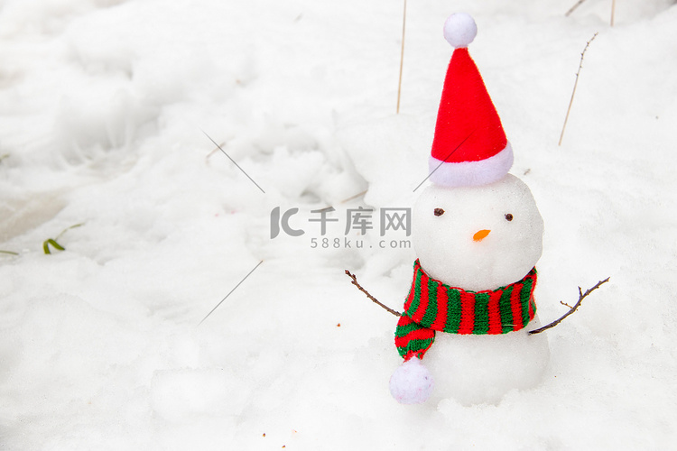 下雪天白天雪人室外玩雪摄影图配