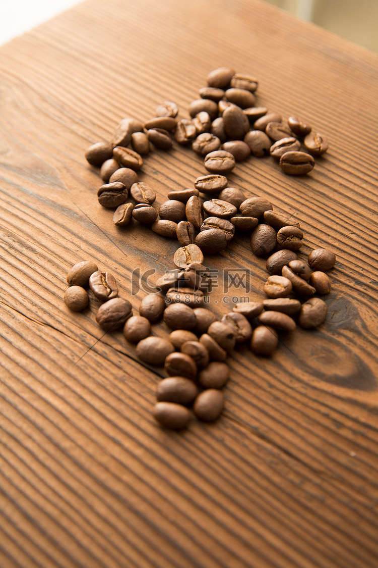 咖啡豆堆成的美元符号