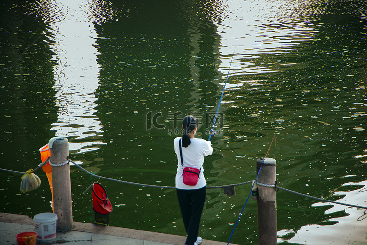 英德北江一名女性在江边垂钓摄影