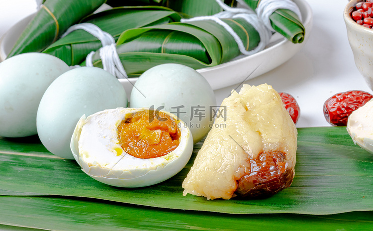 端午节美食白天鸭蛋和粽子室内餐