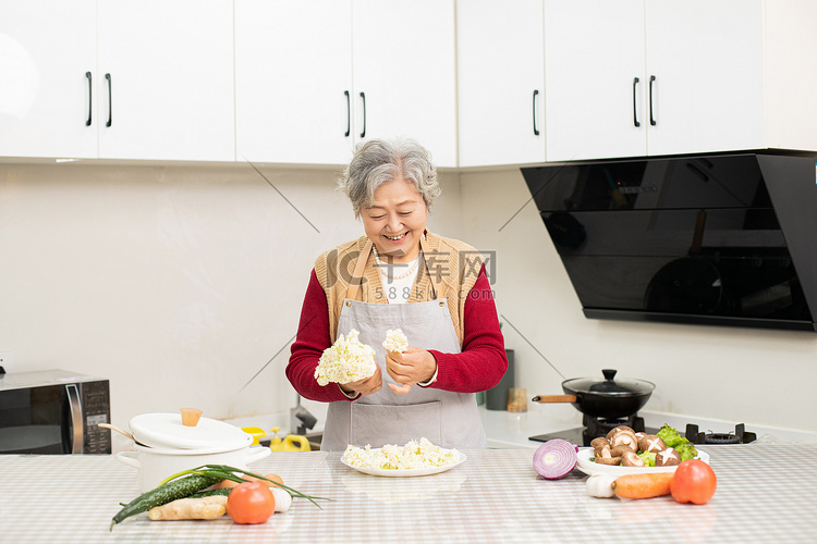 厨房里摘菜做饭的老奶奶摄影图配
