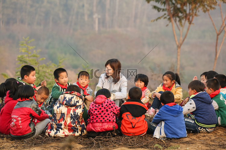 乡村教师和小学生在户外学习