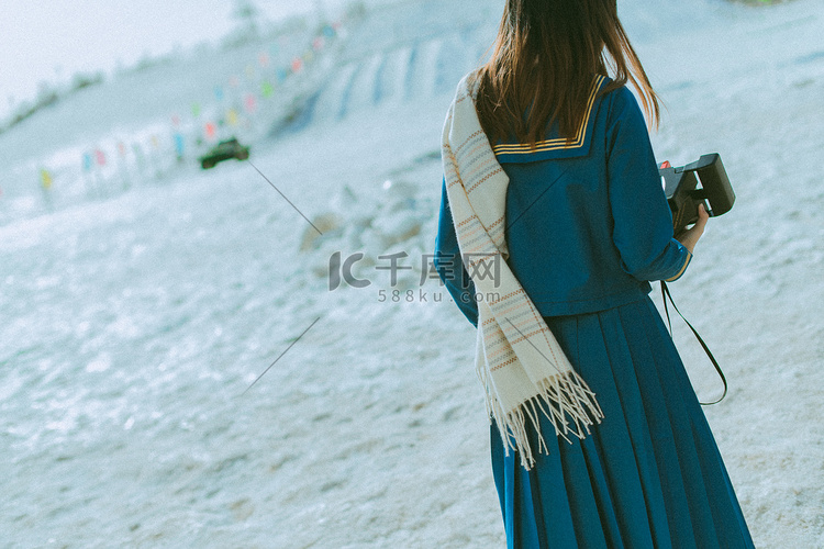 文艺唯美配图白天美女背影在雪地