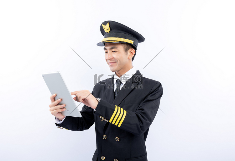 机场机长飞行员棚拍玩平板电脑摄