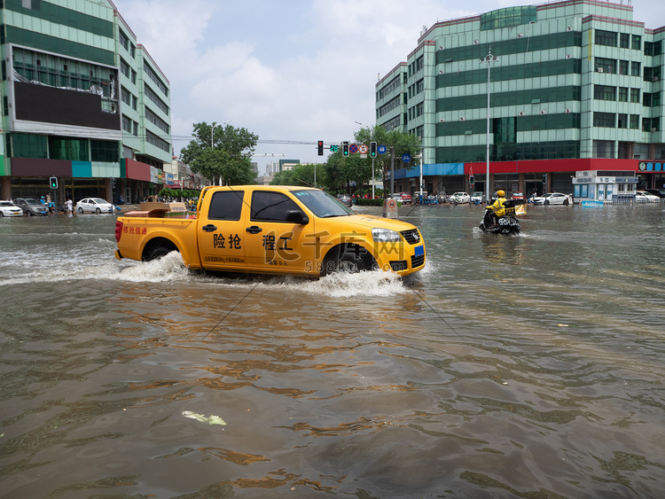 被淹的城市白天施工抢险车在积水