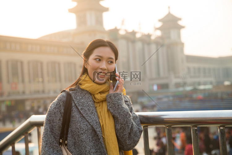 青年女人在站前广场