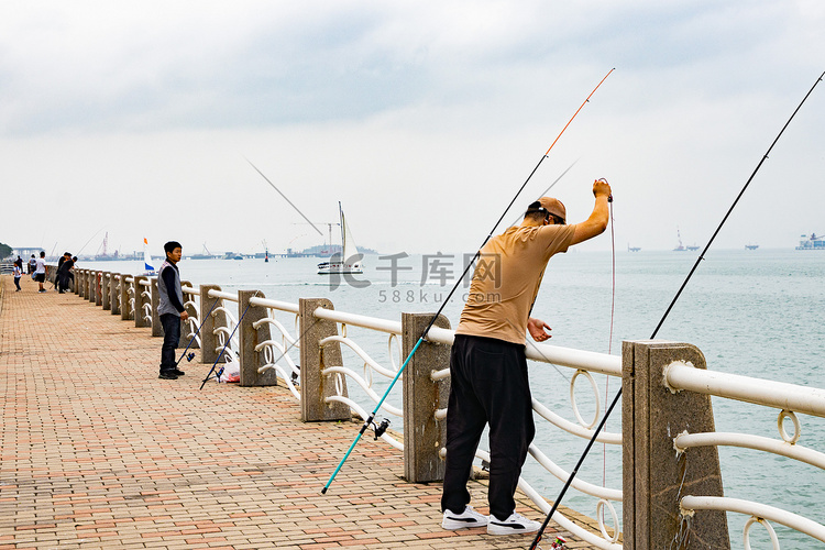 休闲娱乐白天钓鱼的人户外海边钓