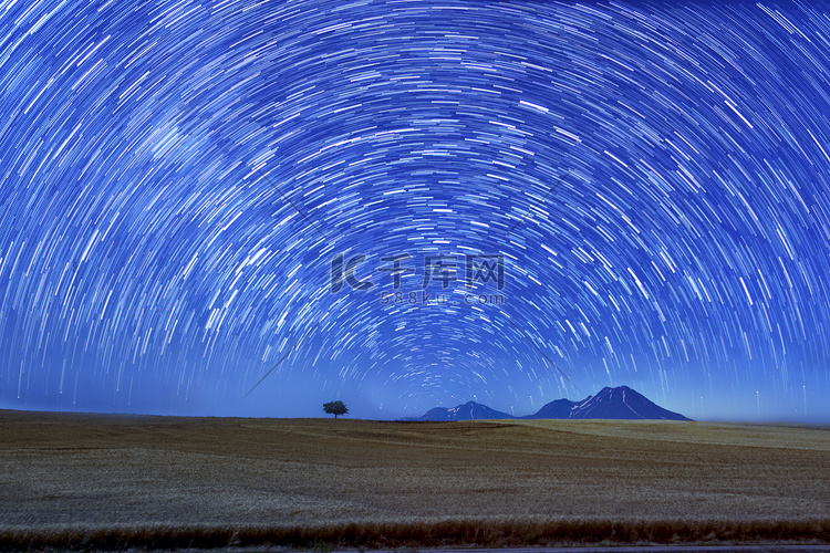 星空夜空星轨麦田背景摄影图配图