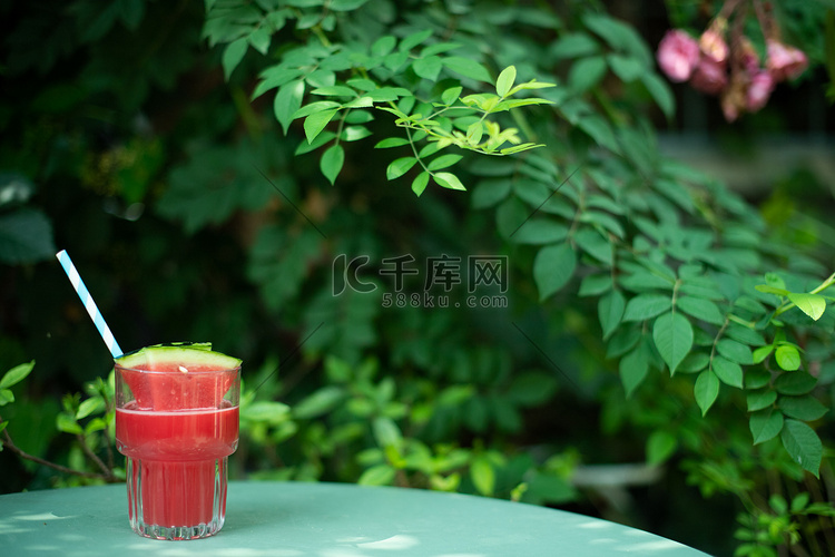 夏日饮品白天新鲜西瓜汁绿树下文