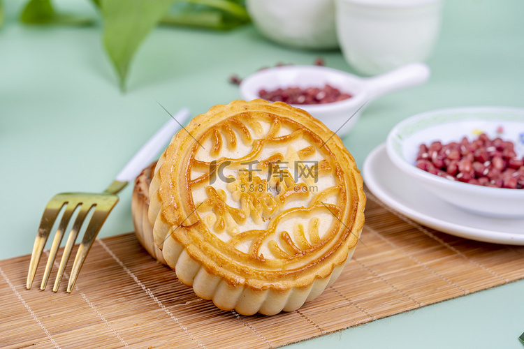中秋传统糕点美味五仁月饼摄影图