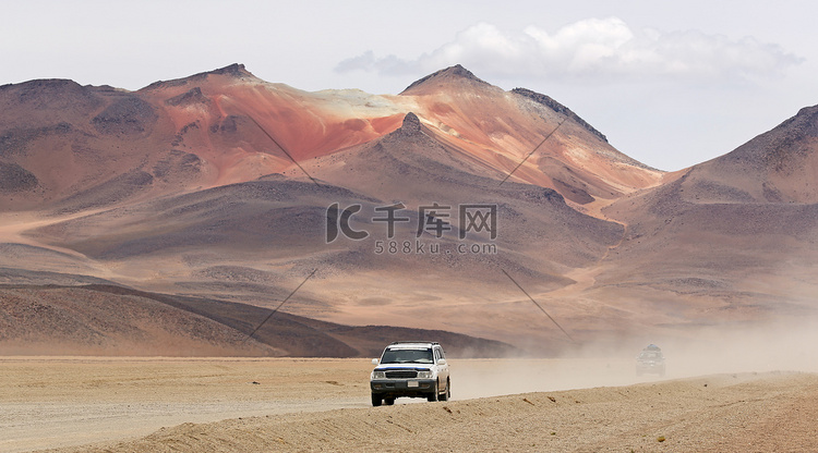 在玻利维亚的大理沙漠越野汽车