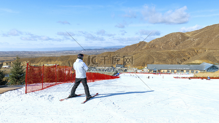 滑雪场滑雪人上午滑雪冬季素材摄