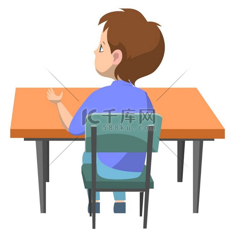 学生男孩坐在课桌旁，孤立的男孩