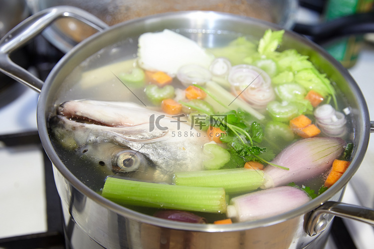 与蔬菜的烹饪鱼汤。