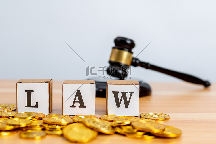 法律棚拍法官法槌与金币消费公正