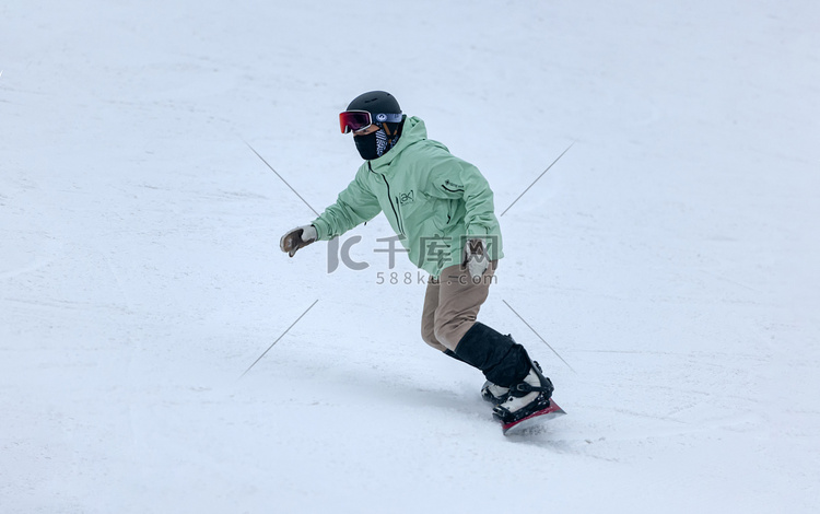 滑雪滑板冬季上午人物冬季素材摄